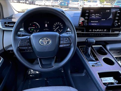 Used 2024 Toyota Sienna LE FWD image 5