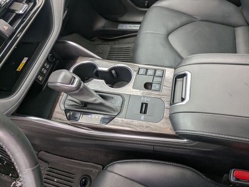 Used 2023 Toyota Highlander Limited image 13