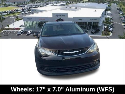 Certified 2017 Chrysler Pacifica Touring w/ Tire & Wheel Group FWD image 5