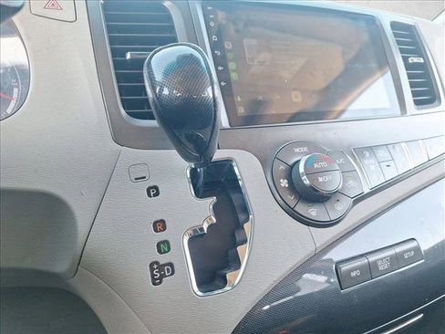 Used 2012 Toyota Sienna SE image 24