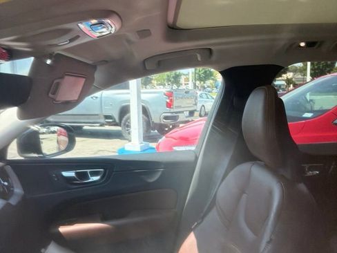 Used 2018 Volvo XC60 T6 Momentum w/ Convenience Package AWD/4WD image 8