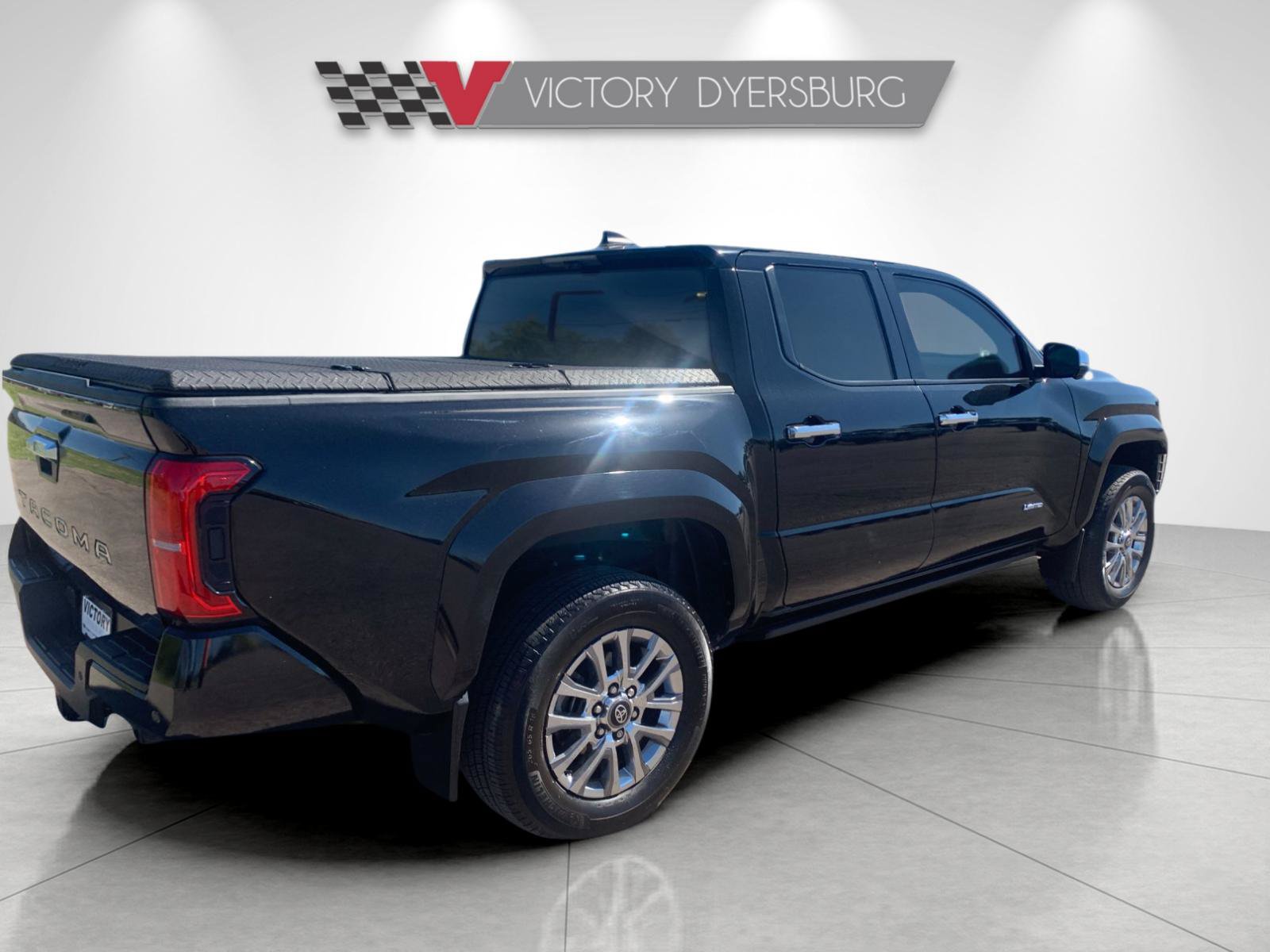 Used 2024 Toyota Tacoma Limited w/ Limited Package (LT) AWD/4WD image 4