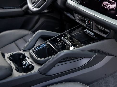 Certified 2025 Porsche Cayenne AWD/4WD image 52