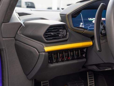 Used 2023 Lamborghini Huracan EVO image 14