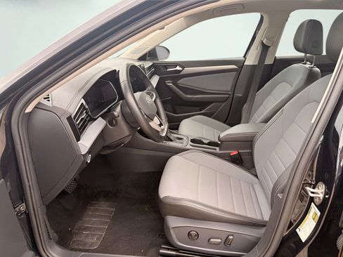 Used 2025 Volkswagen Jetta SE FWD image 8