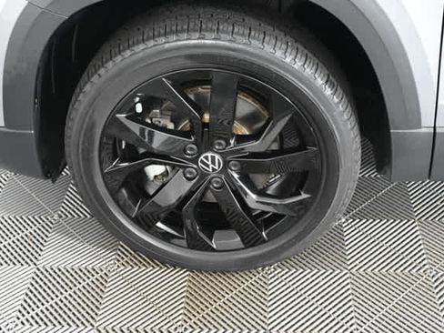 Used 2023 Volkswagen Taos SE w/ Panoramic Sunroof Package FWD image 26