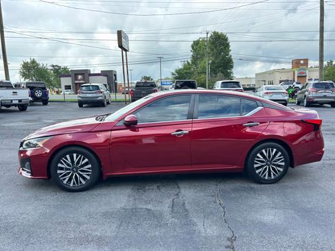 Used 2024 Nissan Altima 2.5 SV w/ SV Premium Package FWD image 3