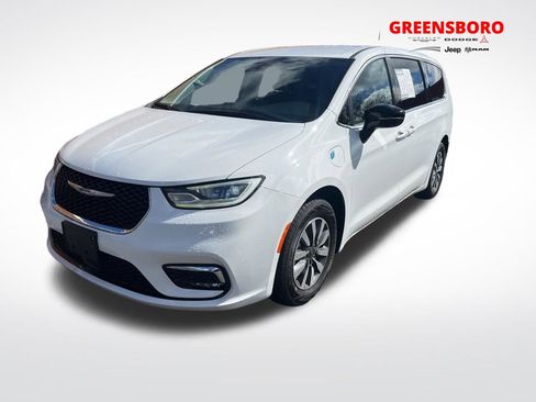Used 2024 Chrysler Pacifica Limited FWD image 1