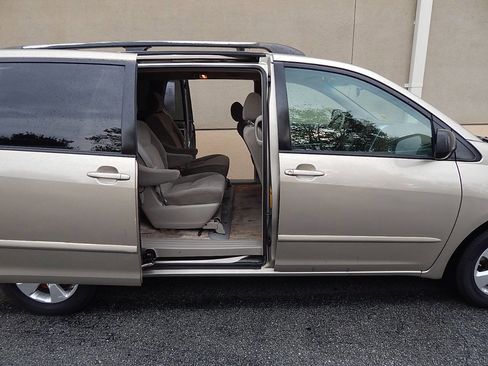 Used 2007 Toyota Sienna LE image 4