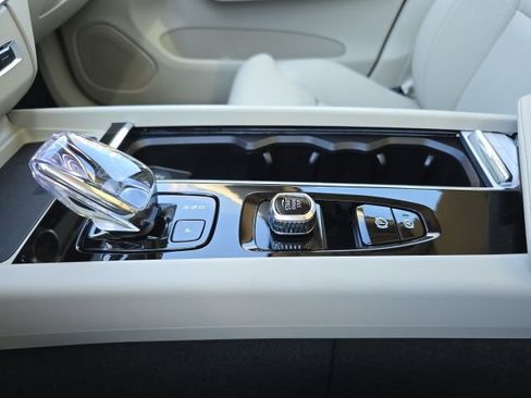 New 2026 Volvo XC60 B5 Ultra w/ Climate Package AWD/4WD image 32