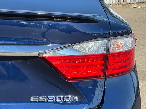 Used 2014 Lexus ES 300h w/ Premium Package w/Bamboo Trim FWD image 21