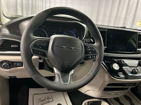 Used 2024 Chrysler Pacifica Touring-L image 15
