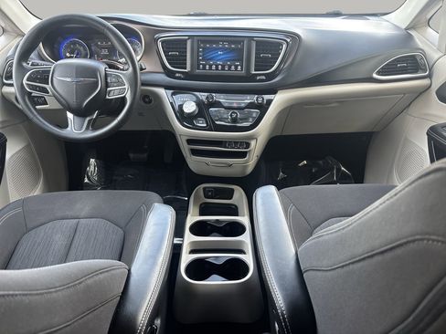 Used 2021 Chrysler Voyager LX image 12