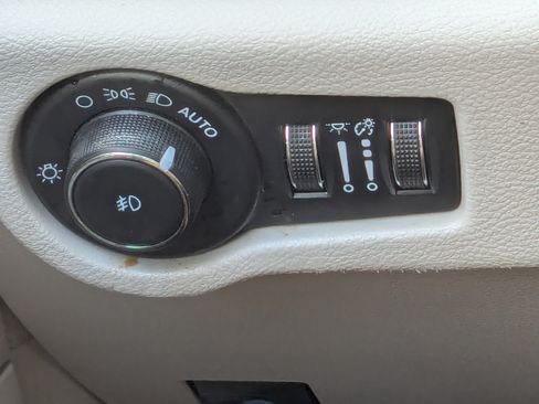 Used 2024 Chrysler Pacifica Touring-L FWD image 28