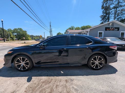 Used 2018 Toyota Camry SE image 3