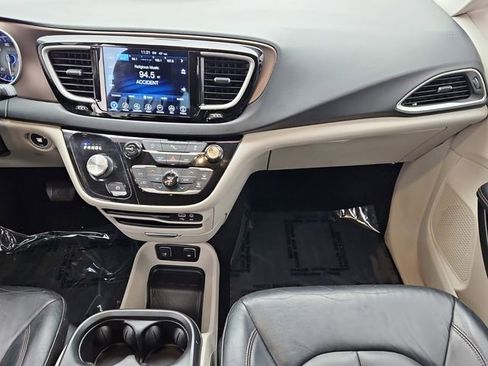 Used 2017 Chrysler Pacifica Touring-L w/ Tire & Wheel Group image 10