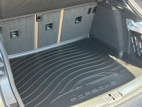 Certified 2025 Porsche Macan AWD/4WD image 23