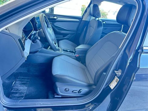 Used 2025 Volkswagen Jetta SE image 36