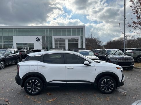 Used 2025 Nissan Kicks SV image 2