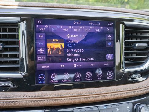 Used 2019 Chrysler Pacifica Limited w/ Tire & Wheel Group FWD image 18