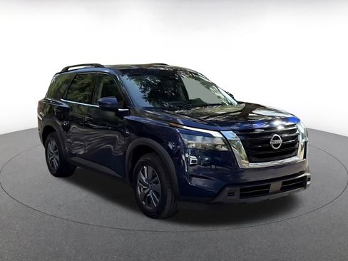 Used 2025 Nissan Pathfinder SV image 3