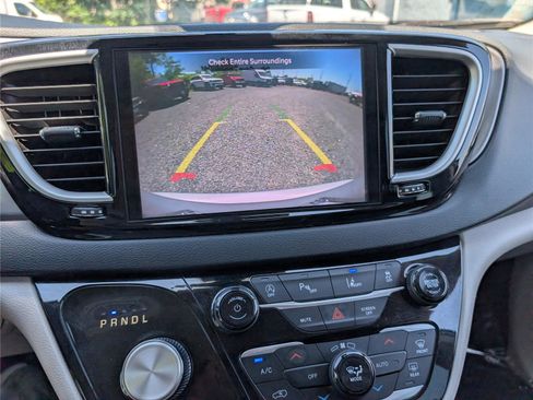 Used 2023 Chrysler Pacifica Touring-L FWD image 27