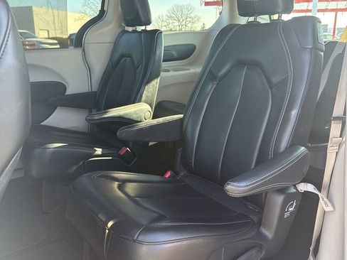 Used 2023 Chrysler Pacifica Touring-L image 20