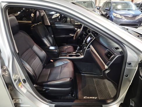 Used 2017 Toyota Camry SE w/ Moonroof Package FWD image 30