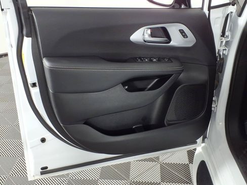 Used 2024 Chrysler Pacifica Limited FWD image 18