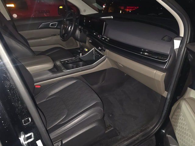 Used 2025 Kia Carnival FWD image 20
