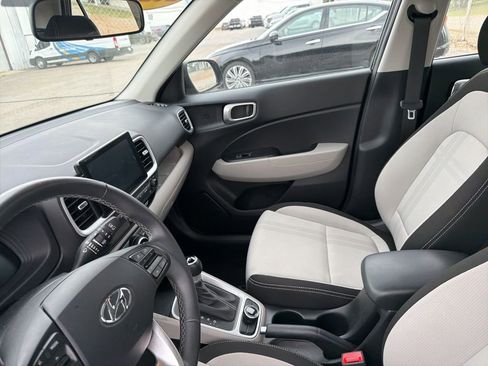 Used 2025 Hyundai Venue SEL FWD image 9