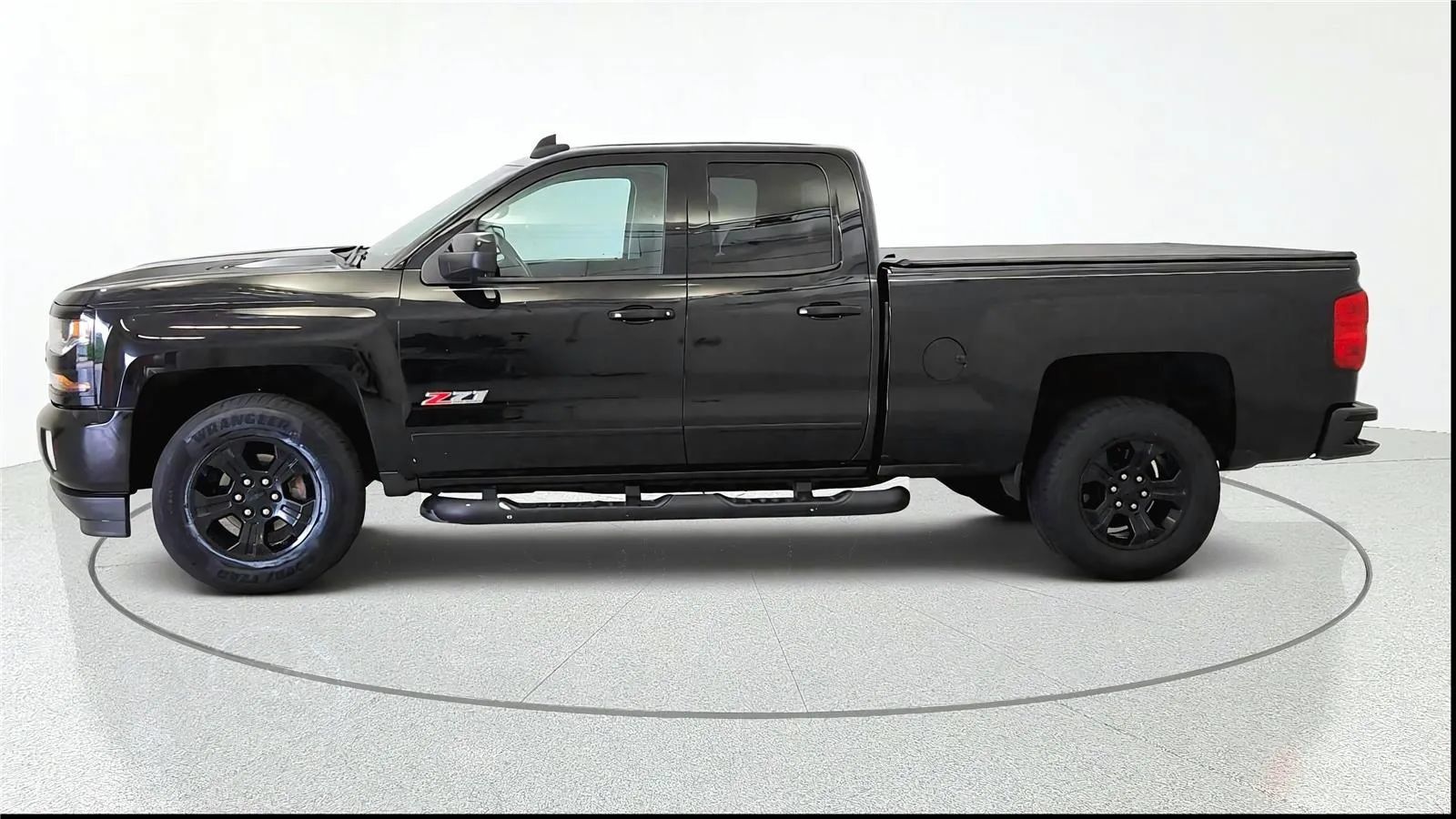 Used 2017 Chevrolet Silverado 1500 LT w/ Midnight Edition AWD/4WD image 5
