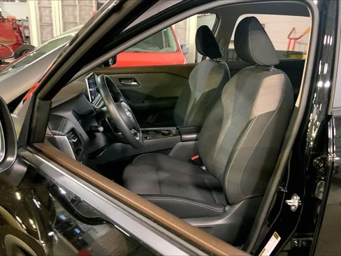 Used 2023 Nissan Rogue SV image 8