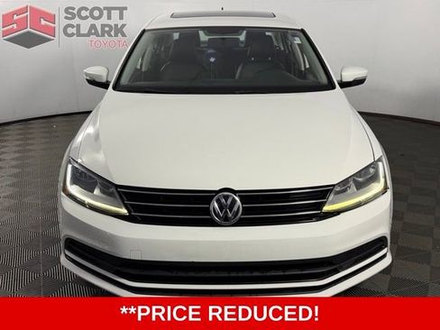 Used 2017 Volkswagen Jetta SE image 2