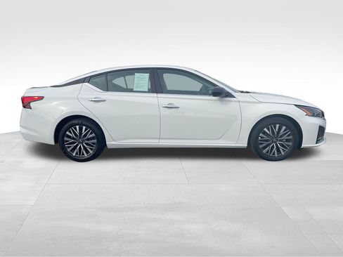 Used 2025 Nissan Altima 2.5 SV image 2