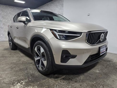 Used 2024 Volvo XC40 B5 Plus image 4