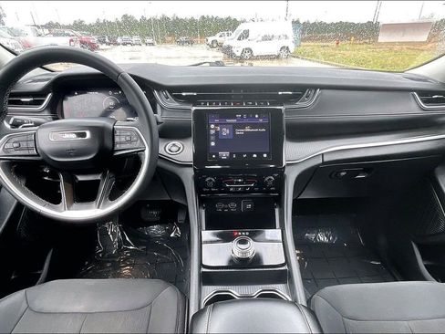 Used 2023 Jeep Grand Cherokee Laredo image 14