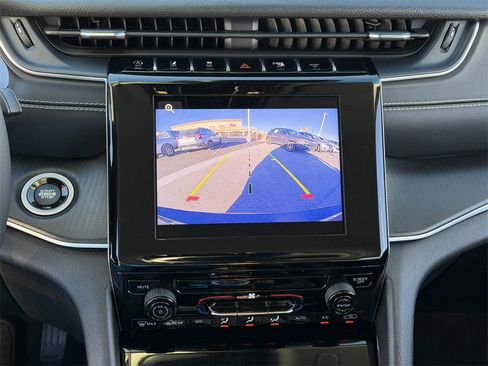 Used 2023 Jeep Grand Cherokee L Laredo image 16