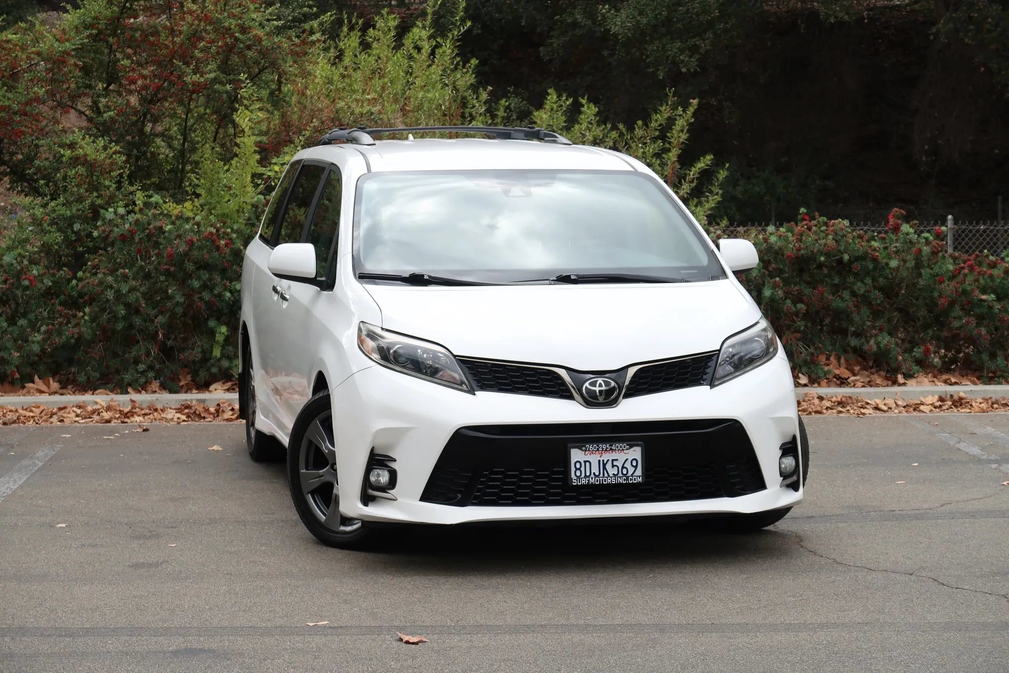 Used 2018 Toyota Sienna SE w/ Carpet Mat Package FWD image 2