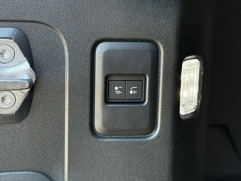 New 2026 Land Rover Defender 110 X-Dynamic SE image 39