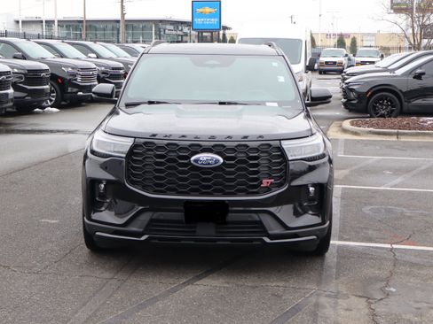 Used 2025 Ford Explorer ST image 3