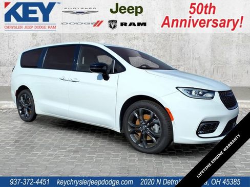 New 2026 Chrysler Pacifica Select image 1