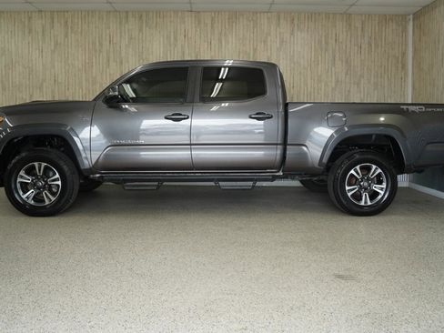 Used 2018 Toyota Tacoma TRD Sport image 5