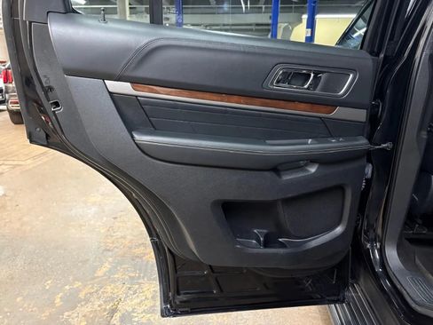 Used 2018 Ford Explorer Platinum AWD/4WD image 32