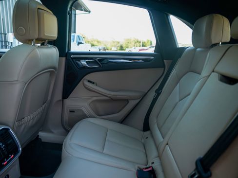 Certified 2025 Porsche Macan image 28