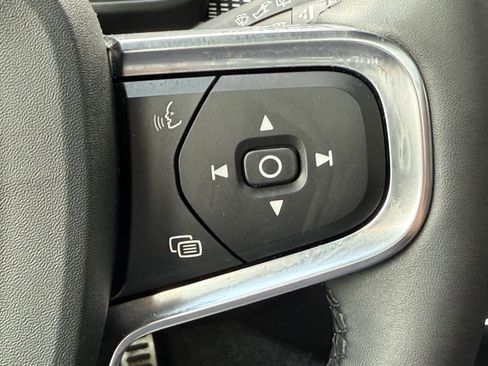 Used 2022 Volvo XC40 T5 R-Design w/ Advanced Package image 22