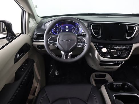 Used 2024 Chrysler Pacifica Touring-L image 33