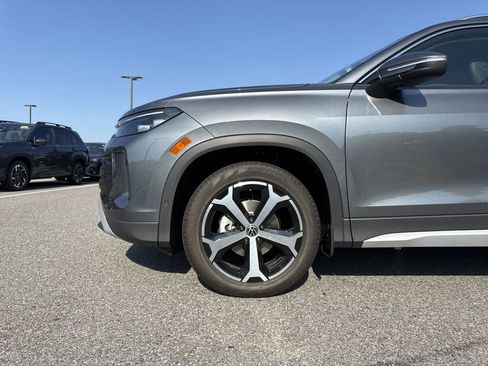 New 2025 Volkswagen Tiguan SE image 9