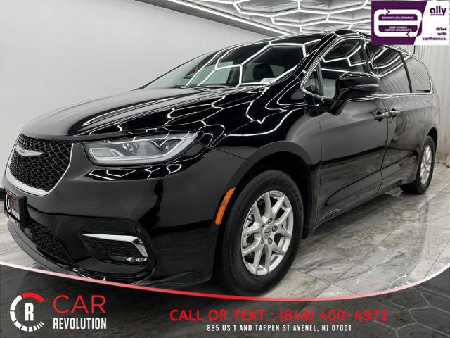 Used 2024 Chrysler Pacifica Touring-L FWD image 3