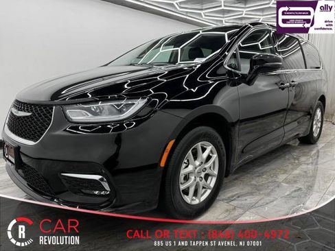 Used 2024 Chrysler Pacifica Touring-L FWD image 3